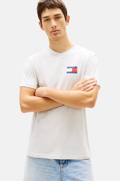 T-shirt gris à manches courtes de TOMMY JEANS, avec un petit logo sur la poitrine.