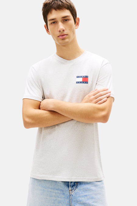 T-shirt gris à manches courtes de TOMMY JEANS, avec un petit logo sur la poitrine.