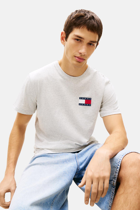 Grijs T-shirt met korte mouwen van TOMMY JEANS, gedragen met denim shorts.