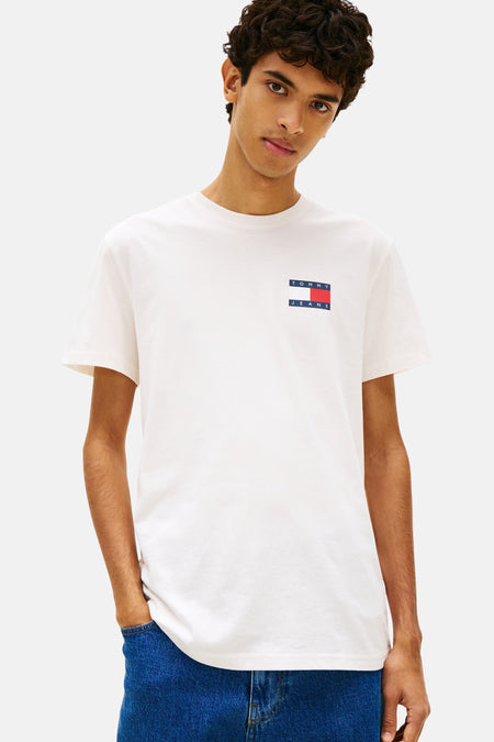 T-shirt blanc à manches courtes TOMMY JEANS, avec logo sur la poitrine, à combiner avec un jean ample et des baskets.
