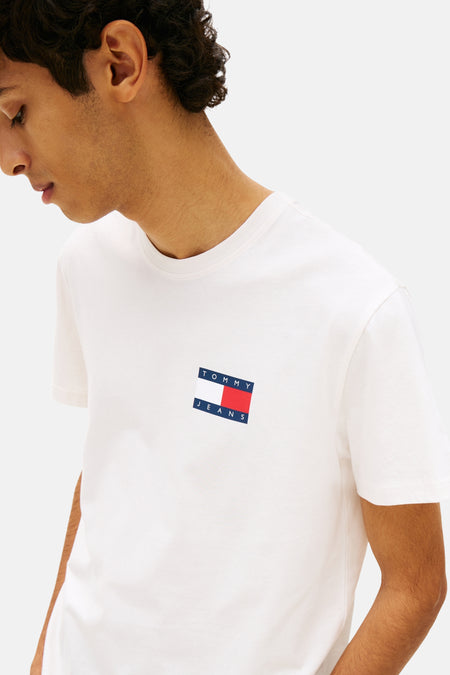 Wit T-shirt met korte mouwen van TOMMY JEANS, met logo-badge op de borst.