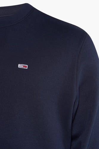 Blauwe sweater van TOMMY JEANS, met een ronde hals en een klein logo op de borst.