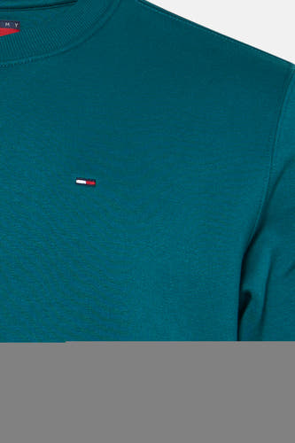 Groene ronde hals sweater van TOMMY JEANS met klein logo op borst, fijne tricot textuur, close-up voorzijde