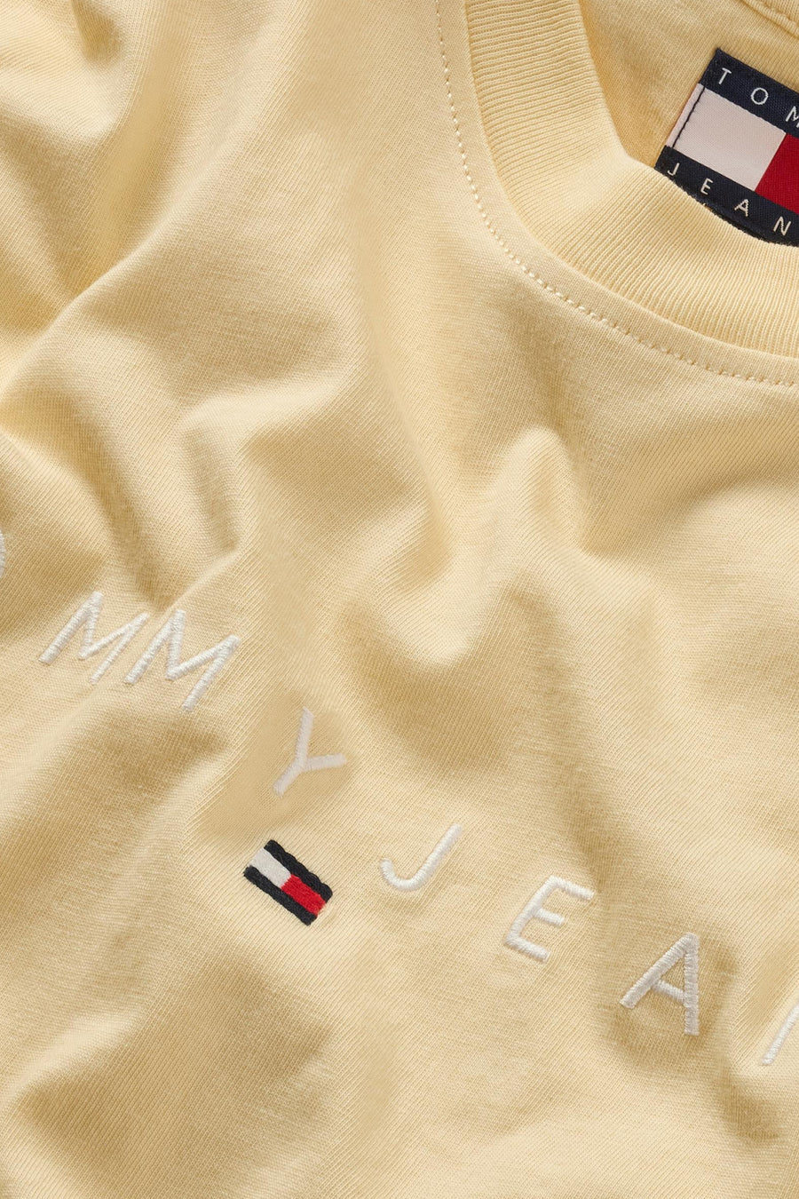 Geel T-shirt met korte mouwen van TOMMY JEANS, met geborduurd logo en merklabel in de hals.