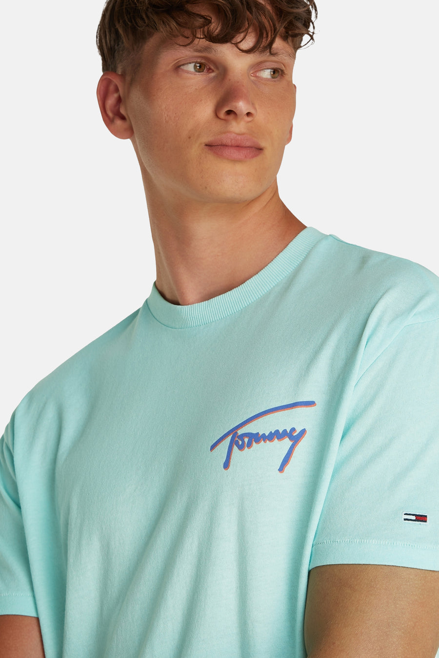 T-shirt turquoise à manches courtes de TOMMY JEANS, avec logo brodé et manches courtes.