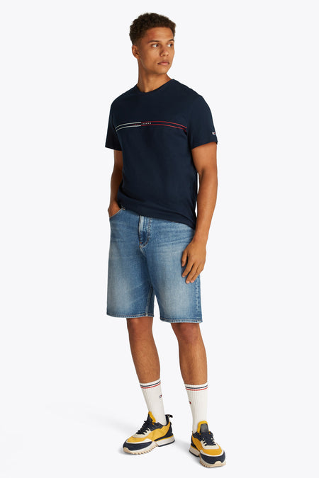 T-shirt bleu à manches courtes de TOMMY JEANS, avec des rayures blanches et rouges sur la poitrine.