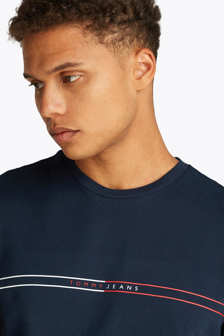 T-shirt bleu à manches courtes de TOMMY JEANS, avec des détails de logo sur la poitrine.