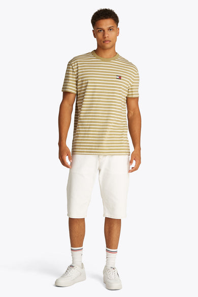 Groen gestreept T-shirt met korte mouwen van TOMMY JEANS, gedragen met een witte korte broek en bijpassende sneakers met sokken.