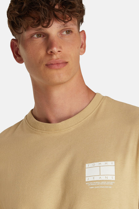 Beige T-shirt met korte mouwen van TOMMY JEANS, met logo op de borst.