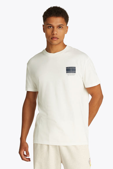 Wit T-shirt met korte mouwen van TOMMY JEANS, met een vierkant logo op de borst.
