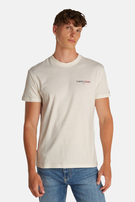 Wit T-shirt met korte mouwen van TOMMY JEANS, gecombineerd met een blauwe jeans.