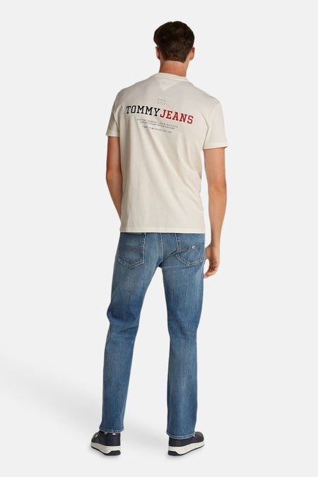 Wit T-shirt met korte mouwen van TOMMY JEANS, met rode en zwarte letters op de rug.