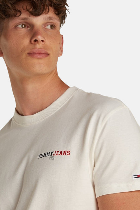 T-shirt blanc à manches courtes de TOMMY JEANS, avec une inscription sur le dos.