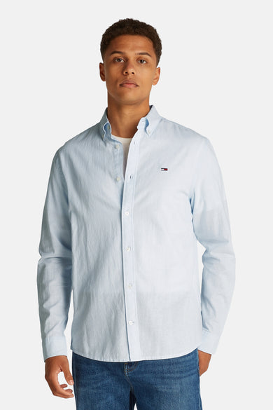 Lichtblauw overhemd met lange mouwen van TOMMY JEANS, met knoopsluiting en klein logo.