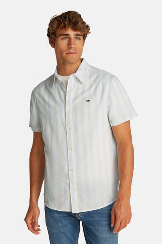 Blauw gestreept overhemd met korte mouwen van TOMMY JEANS, met knoopsluiting en een embleem op de borst.
