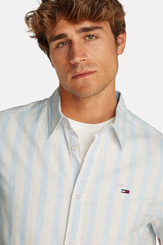 Blauw gestreept overhemd met korte mouwen van TOMMY JEANS, met een geborduurd logo op de borst.