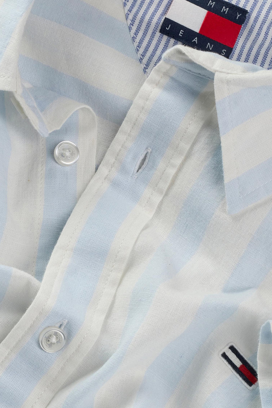 Blauw gestreept overhemd met korte mouwen van TOMMY JEANS, met knoopsluiting en klein logo detail.
