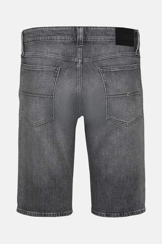 Shorts de denim noir de TOMMY JEANS, avec des poches arrière et des passants.