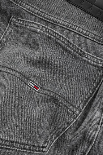 Jean court en denim noir de TOMMY JEANS, gros plan du poche arrière avec détail de logo.