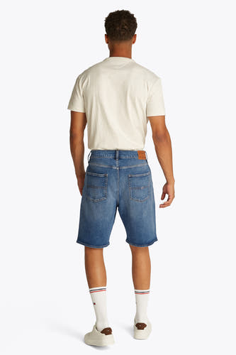 Jeansshort van blauw denim van Tommy Jeans, met achterzakken en een bruin leren patch.
