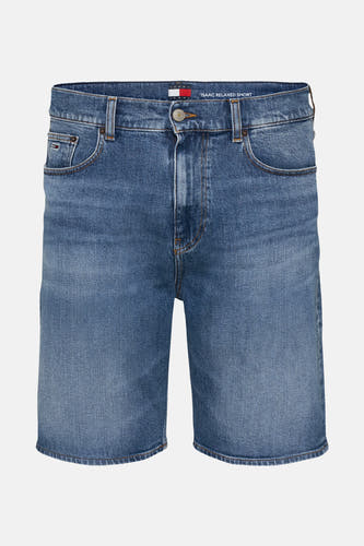 Jeansshort in middentblauw denim van TOMMY JEANS, met klassieke zakken en subtiele stiksels.