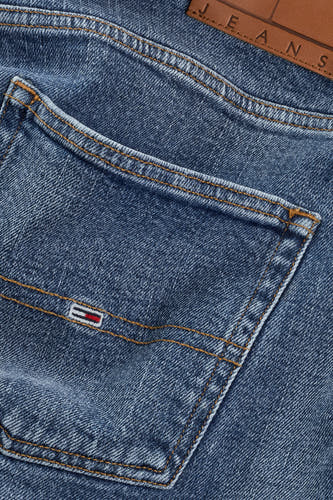 Mid blue denim jeansshort van TOMMY JEANS, met zakdetail en logo embleem.
