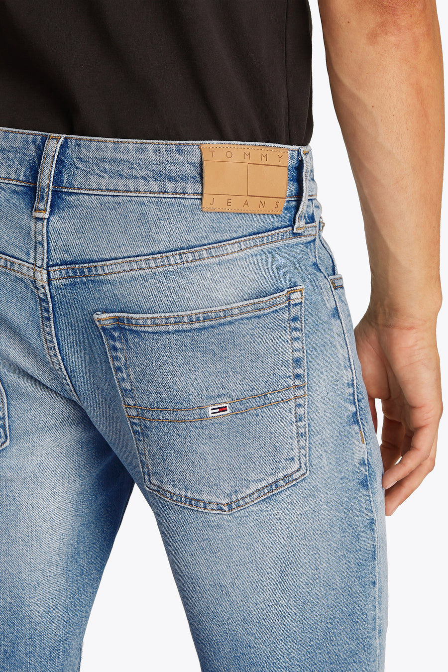 Jeansshort van lichtblauw denim van Tommy Jeans, met achterzakken en een leren merklabel op de tailleband.
