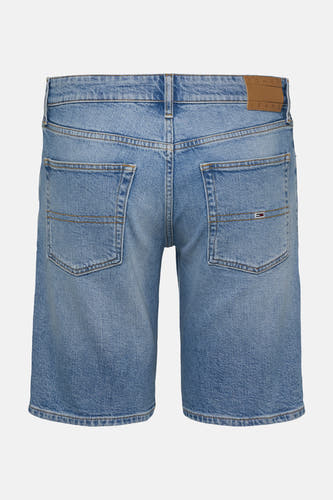 Jeansshort in lichtblauw denim van TOMMY JEANS, met achterzakken en een bruin leren label.