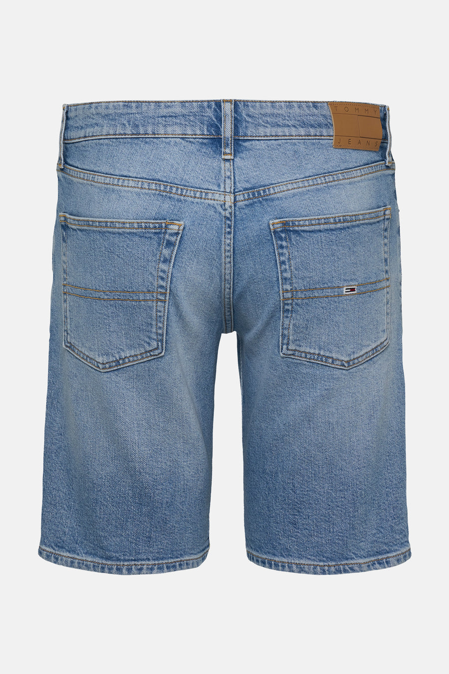 Jeansshort in lichtblauw denim van TOMMY JEANS, met achterzakken en een bruin leren label.