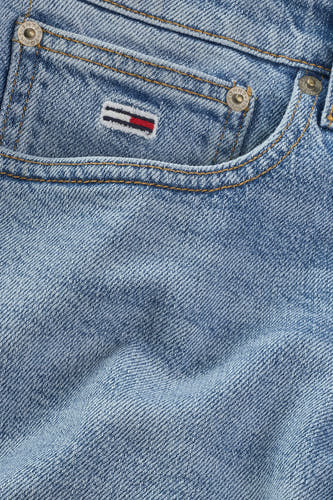 Lichtblauwe denim jeansshort van TOMMY JEANS, met een klein zakje en subtiele stiksels.