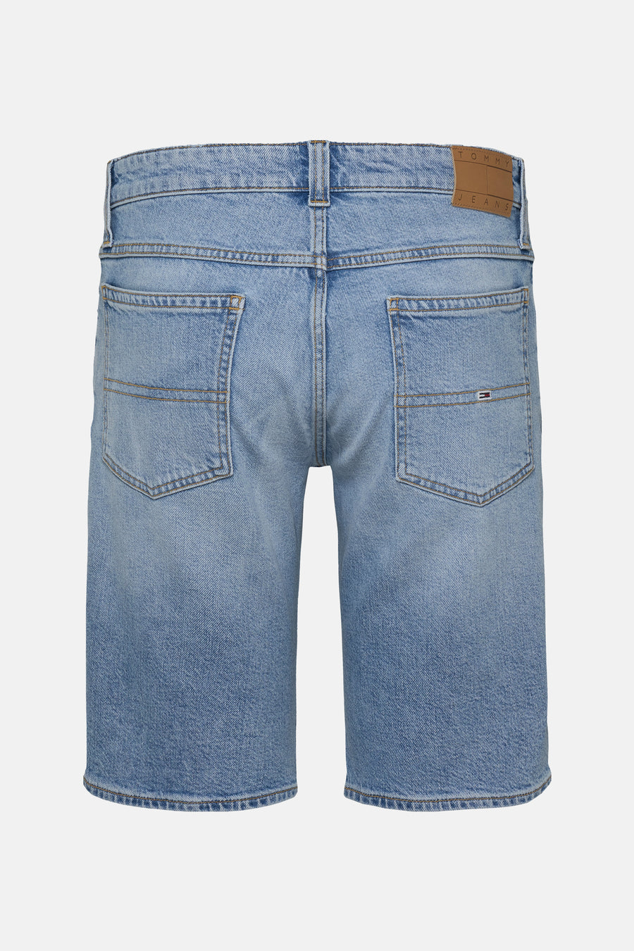 Jeansshort in lichtblauw denim van TOMMY JEANS, met achterzakken en een bruin leren merklabel.