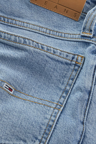 Jeansshort van lichtblauw denim van Tommy Jeans, met stiksels en logo detail op de achterzak.
