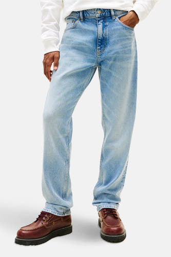 Jeans straight van lichtblauw denim van TOMMY JEANS, met subtiele wassing en bruine leren schoenen.
