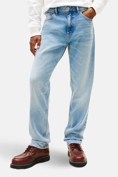 Jeans straight van lichtblauw denim van TOMMY JEANS, met subtiele wassing en bruine leren schoenen.

