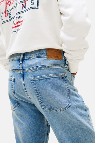 Straight jeans van lichtblauw denim van TOMMY JEANS, met achterzak en merklabel.