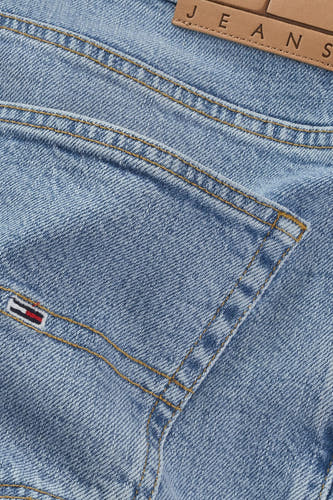 Rechte jeans van lichtblauw denim van TOMMY JEANS, met een achterzak en merklogo.