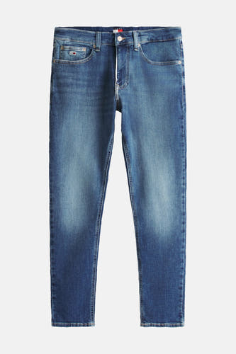 Lichtblauwe taps toelopende spijkerbroek van TOMMY JEANS met lichte vervaging en een subtiel merklogo op de muntzak.