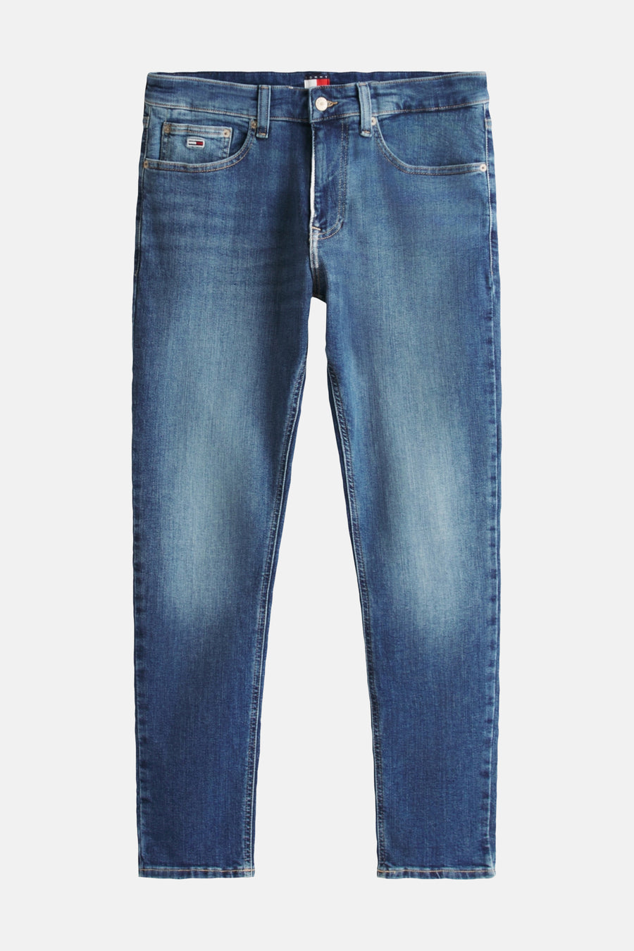 Lichtblauwe taps toelopende spijkerbroek van TOMMY JEANS met lichte vervaging en een subtiel merklogo op de muntzak.