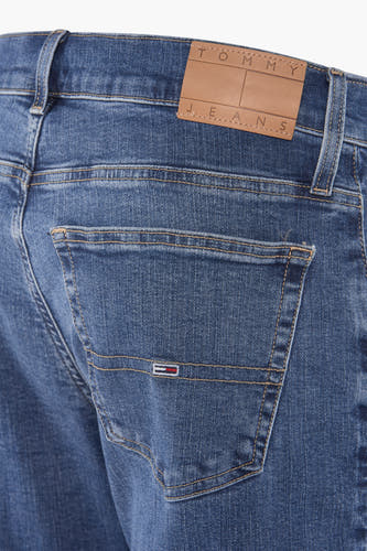 Jean bleu marine droit de TOMMY JEANS, avec un détail de poche arrière et une étiquette en cuir de marque.