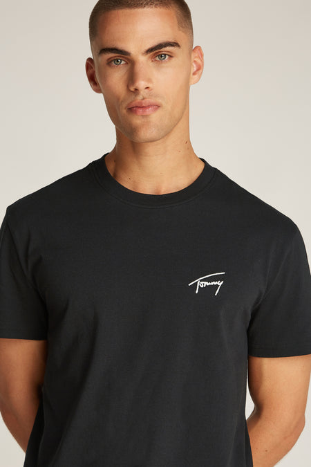 T-shirt noir à manches courtes de TOMMY JEANS, avec des lettres de logo blanches sur la poitrine.