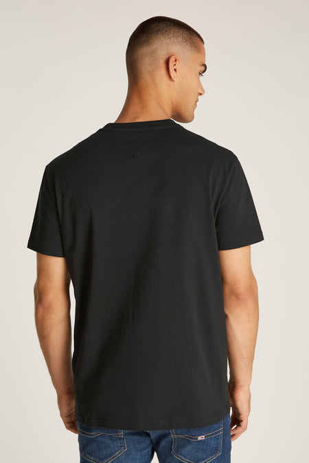 T-shirt noir à manches courtes de TOMMY JEANS, vu de dos avec des jeans.