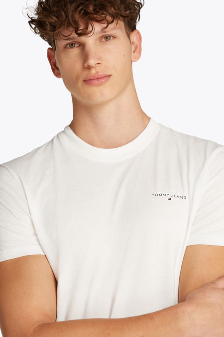 Wit T-shirt met korte mouwen van TOMMY JEANS, close-up weergave.
