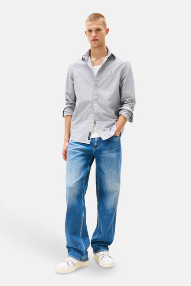 Blauw, lange mouwen hemd van TOMMY JEANS, gedragen met een wit t-shirt en blauwe jeans.
