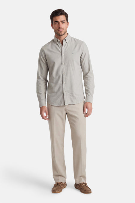 Lichtgroen overhemd met lange mouwen van TOMMY JEANS, gestreept textuur, knoopsluiting, model in volledige lengte, beige broek en bruine schoenen.