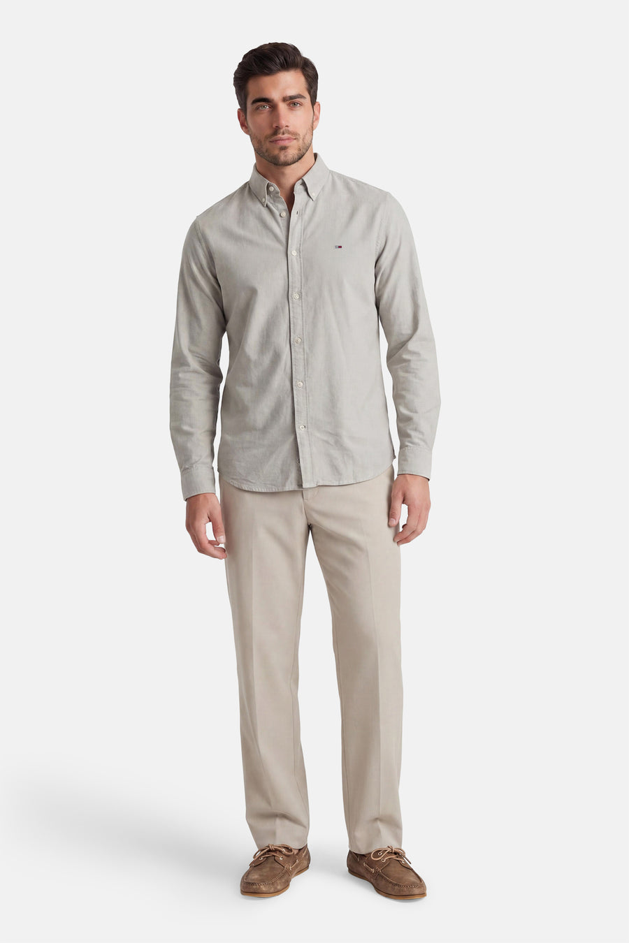 Lichtgroen overhemd met lange mouwen van TOMMY JEANS, gestreept textuur, knoopsluiting, model in volledige lengte, beige broek en bruine schoenen.