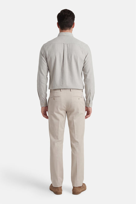 Lichtgroen overhemd met lange mouwen van TOMMY JEANS, achterzijde met centrale rits, gestreept textuur, model draagt beige broek en bruine loafers