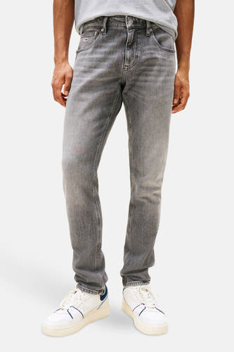Slim fit jeans van denim in grijs van TOMMY JEANS, met witte sneakers.
