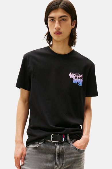 Zwart T-shirt met korte mouwen van TOMMY JEANS, met een print op de borst, gecombineerd met een grijze jeans en een zwarte riem.
