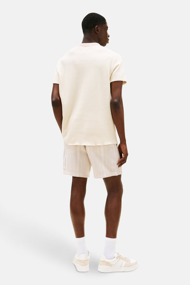 Beige T-shirt met korte mouwen van TOMMY JEANS, met een subtiele textuur en een relaxed silhouet.