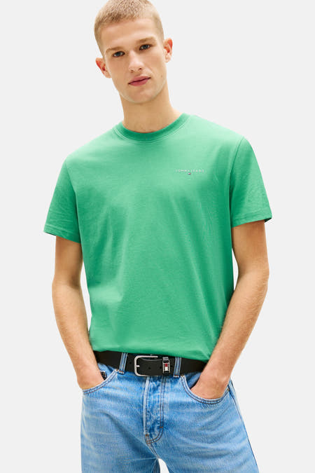 Groen T-shirt met korte mouwen van TOMMY JEANS, met een subtiel logo op de borst, gedragen met een jeans en riem.
